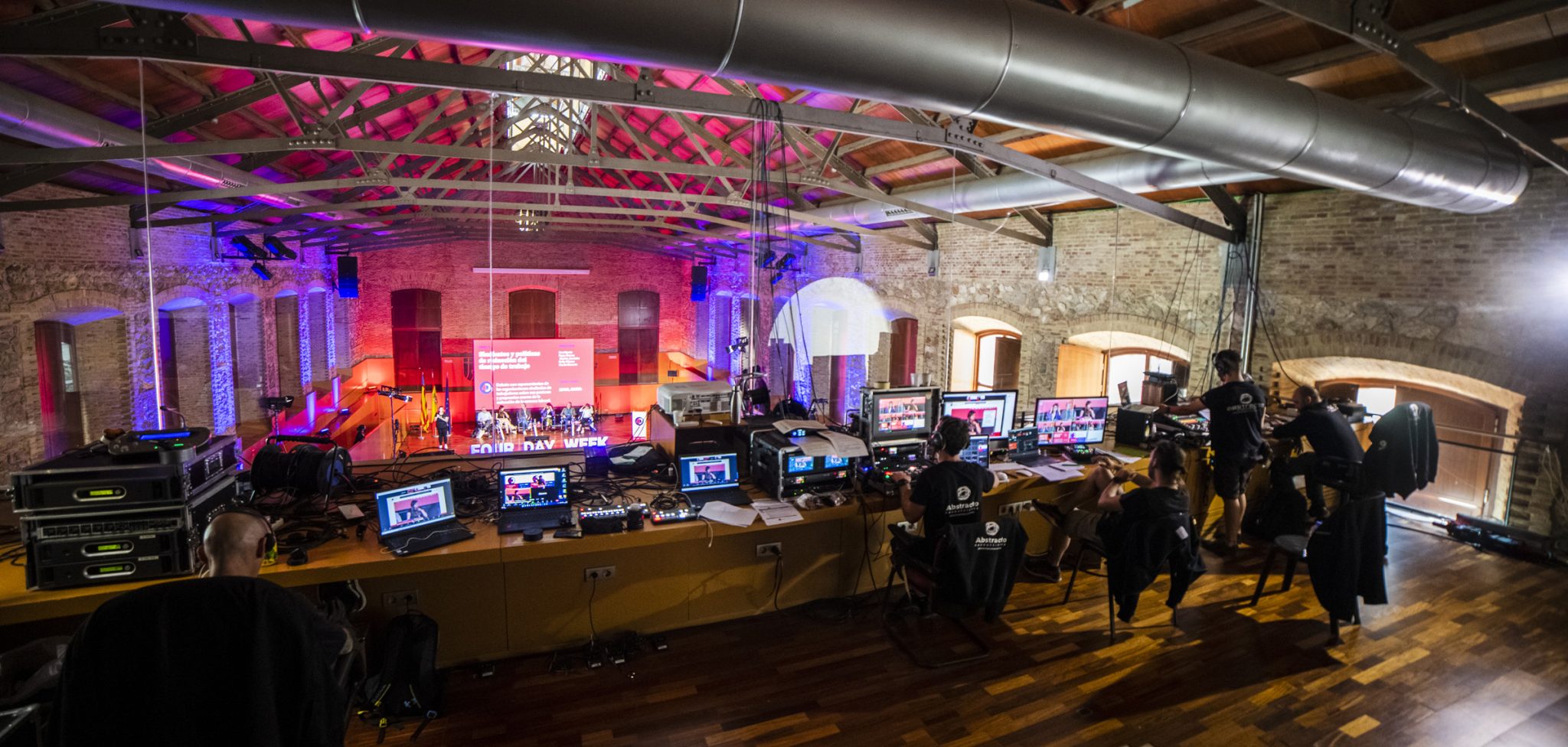 Control de realización multicámara en Valencia, con controladoras, ordenadores, mesa de sonido y demás equipamiento ténico